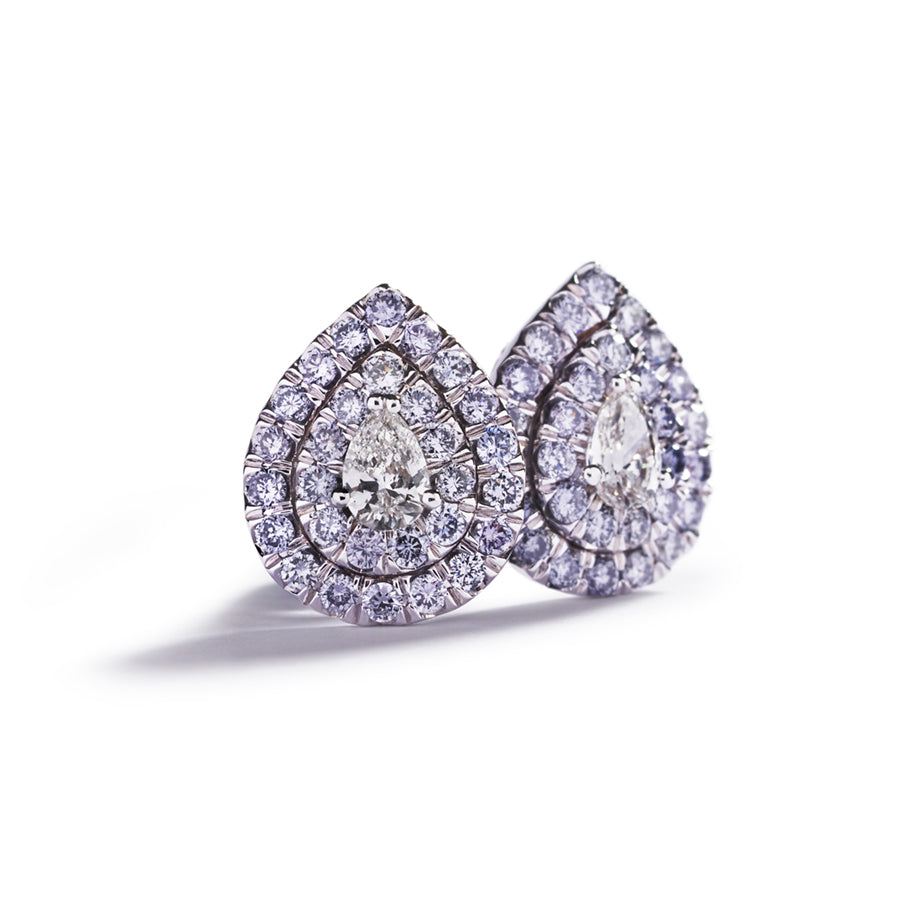 Rosetørestikker fra Hartmann's  i 18 karat hvidguld prydet med to dråbeslebne Top Wesselton/VVS-VS diamanter omkranset af 58 Natural Fancy Intense Blue/VS-SI brillanter, i alt 0,56 ct.