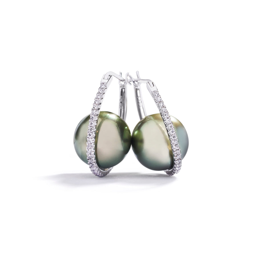 Creoler med Tahiti kulturperler og i alt 0,29 ct. brillanter
