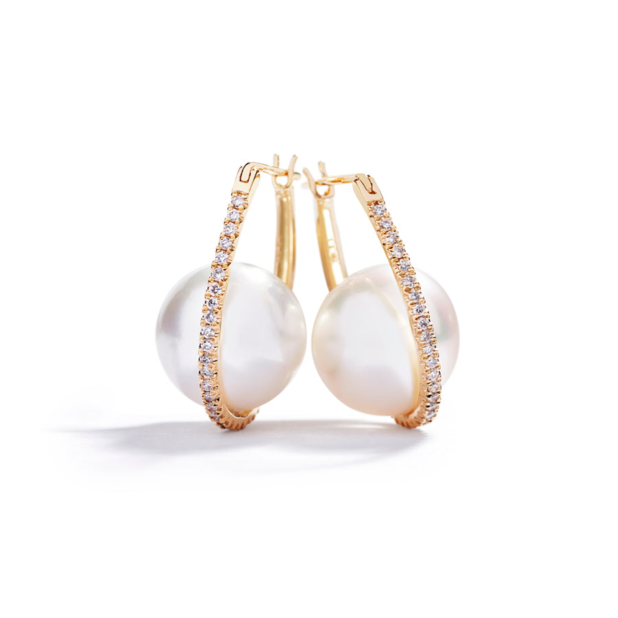 Creoler med South Sea kulturperler og i alt 0,28 ct. brillanter