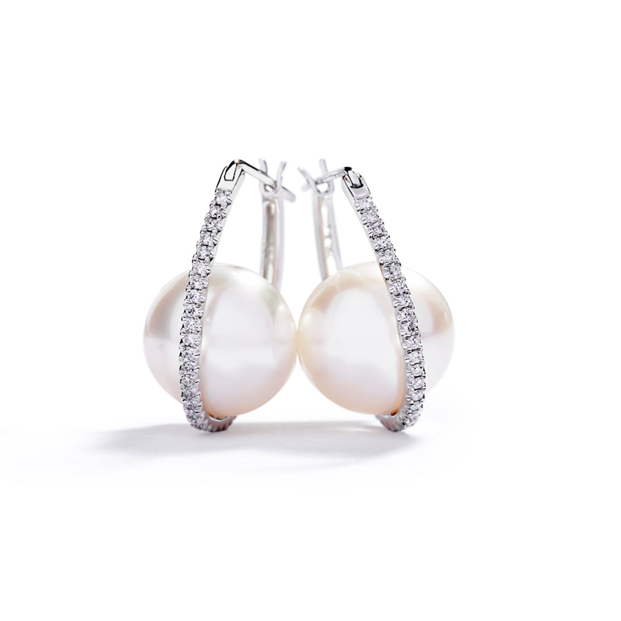 Creoler med South Sea kulturperler og i alt 0,28 ct. brillanter