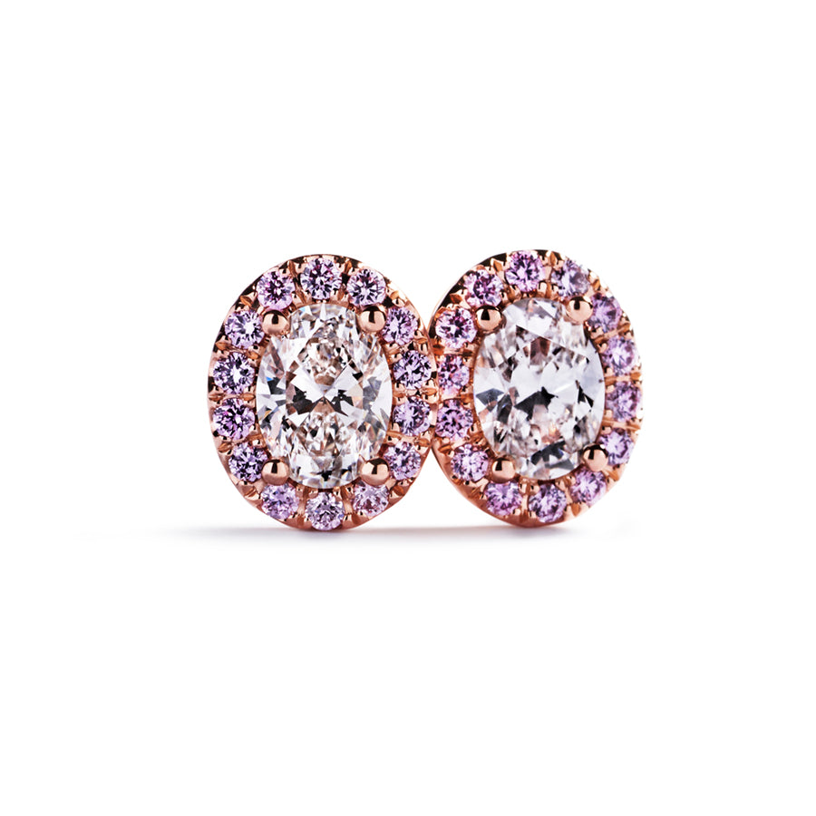 Diamant rosetørestikker i 18 kt. rosaguld prydet med 2 ovale Top Wesselton/VVS-VS diamanter, i alt 0,60 ct. omkranset af 28 Natural Fancy Intense Pink/VS-SI brillanter, i alt 0,17 ct.