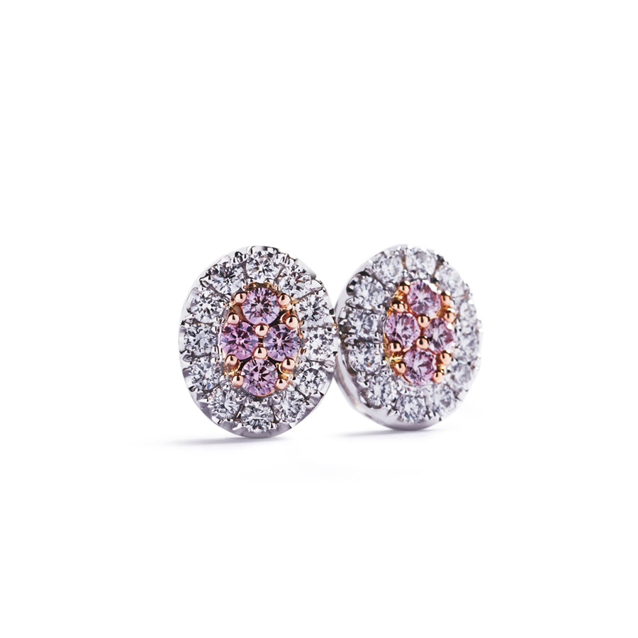 Roset ørestikker i 18 kt. hvidguld prydet med 2 Natural Fancy Intense Pink/VS-SI brillanter, i alt 0,14 ct. omkranset af 24 Top Wesselton/VVS-VS brillanter, i alt 0,28 ct.