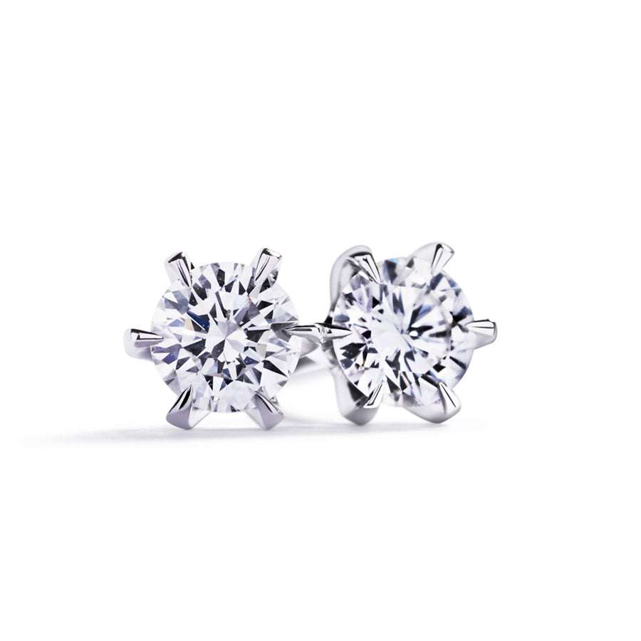 ”Copenhagen Star” solitaire ørestikker i 18 kt. hvidguld prydet med 2 Top Wesselton/VVS-VS brillanter, i alt 0,30 ct.                                                                   Fås også i 18 kt. gulguld.