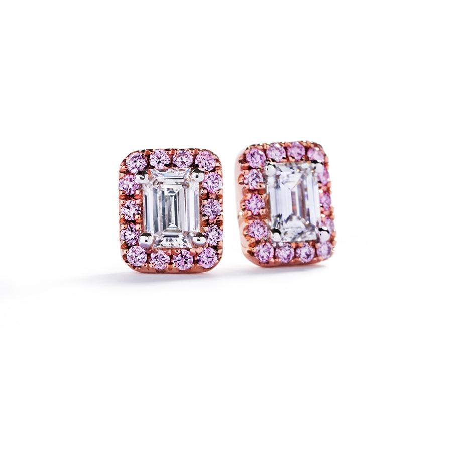 Diamant rosetørestikker i 18 kt. rosaguld prydet med 2 smaragdslebne Top Wesselton/VVS-VS diamanter, i alt 0,47 ct. omkranset af 28 Natural Fancy Intense Pink/VS-SI brillanter, i alt 0,17 ct.