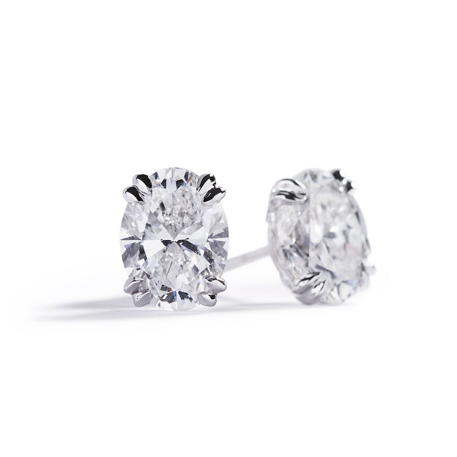 Diamant solitaire ørestikker med i alt 1,98 ct. ovale diamanter