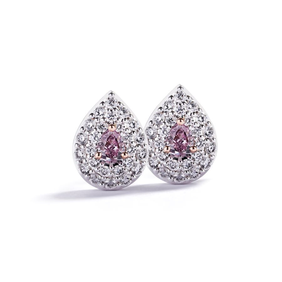 Roset ørestikker i 18 kt. hvidguld og rosaguld prydet med 2 dråbeslebne Natural Fancy Pink/SI1-SI2 diamanter, i alt 0,14 ct. omkranset af 50 Top Wesselton/VVS-VS brillanter, i alt 0,24 ct.