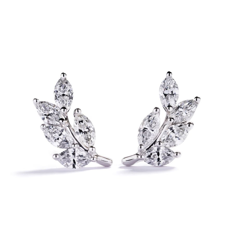 Ørestikker i 18 kt. hvidguld prydet 10 dråbeslebne Top Wesselton/VVS-VS diamanter, i alt 1,05 ct.     Fås også i 18 kt. gulguld.