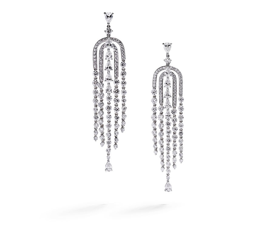 Diamant chandeliers i 18 kt. hvidguld prydet med to dråbeslebne Top Wesselton/VS diamanter, i alt 0,85 ct. samt 196 Top Wesselton/VS brillanter, i alt 6,74 ct.   I alt 7,59 ct.