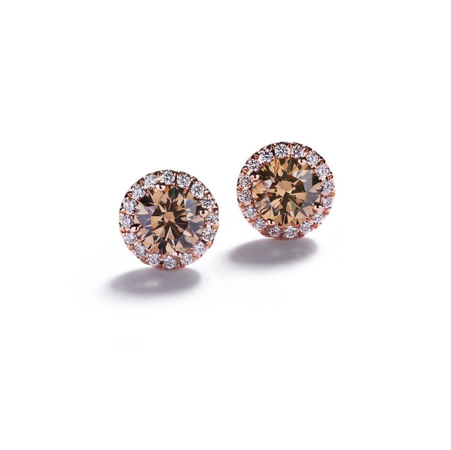 Roset ørestikker i 18 kt. rosaguld prydet med 2 champagnefarvede (C5)/VS-SI diamanter, i alt 1,04 ct. omkranset af 32 brillanter, i alt 0,14 ct. Top Wesselton/VVS-VS.