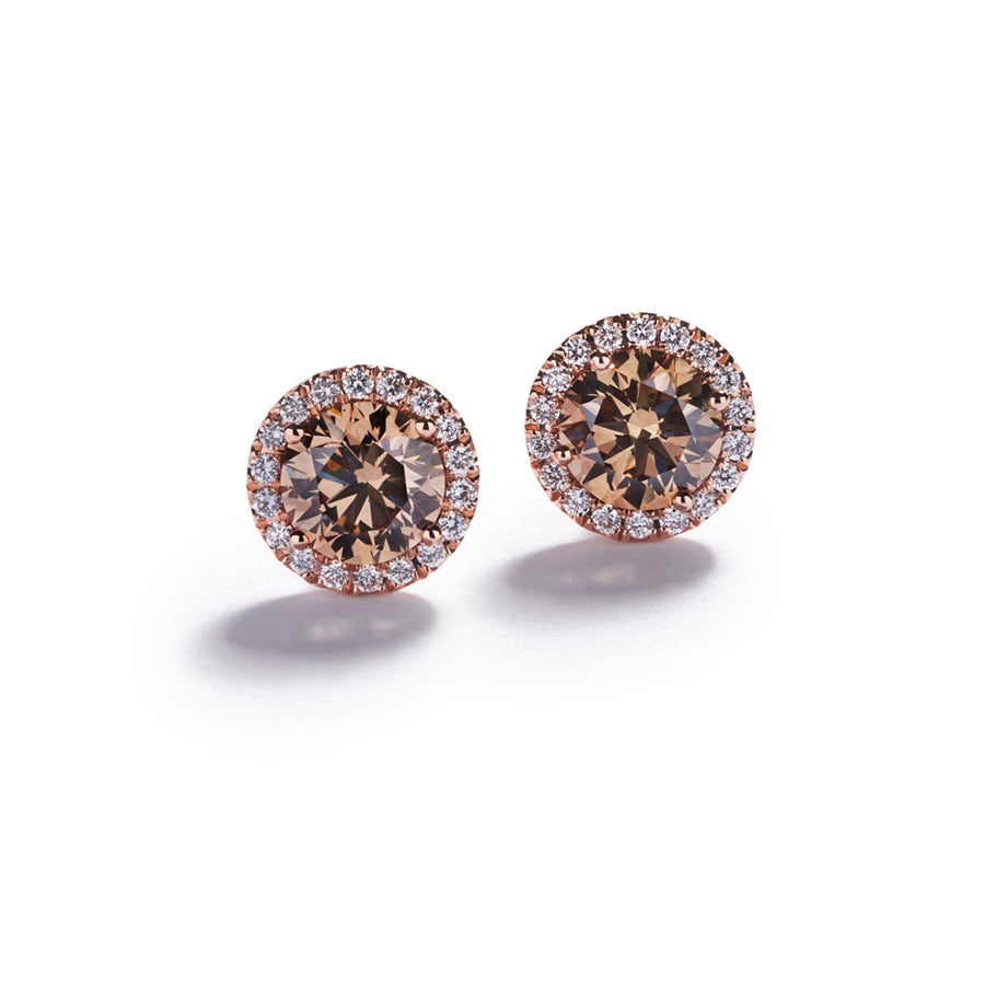 Roset ørestikker i 18 kt. rosaguld prydet med 2 champagnefarvede (C5)/VS-SI diamanter, i alt 1,41 ct. omkranset af 36 brillanter, i alt 0,14 ct. Top Wesselton/VVS-VS.