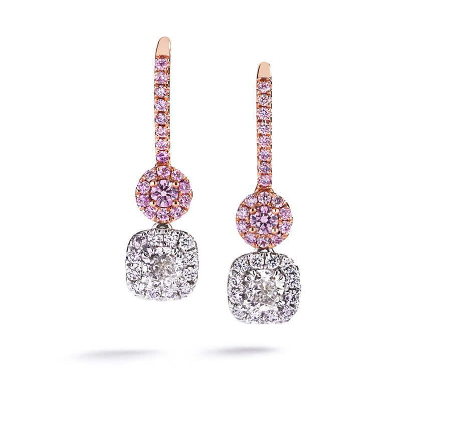 Diamantørehænger i 18 kt. rosaguld prydet med to cushion cut Top Wesselton/VVS-VS diamanter, i alt 0,76 ct. omkranset af 24 Top Wesselton/VVS-VS brillanter, i alt 0,28 ct. samt to Natural Fancy Intense Pink/VS-SI brillanter, i alt 0,16 ct. omkranset af 36 Natural Fancy Intense Pink/SI brillanter, i alt 0,28 ct.