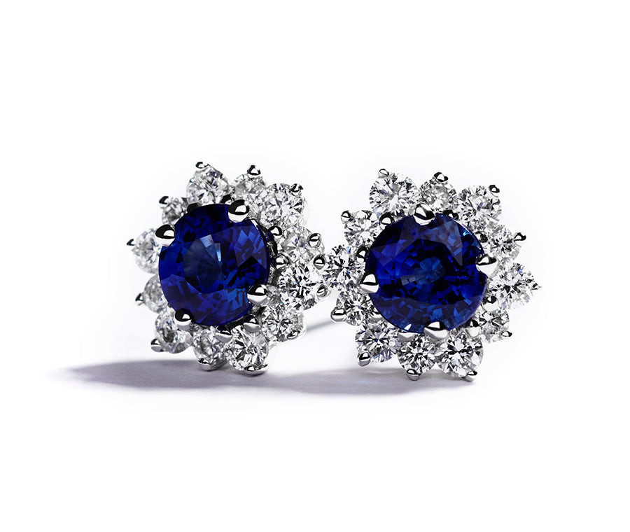 Safir- og diamantørestikker i 18 kt. hvidguld prydet med 2 safirer,  i alt 0,86 ct. omkranset af 24 Top Wesselton/VVS-VS brillanter,  i alt 0,45 ct.                                                                                                                                Safirer er varmebehandlede.