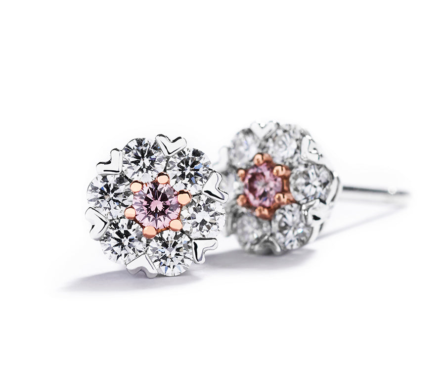 Rosetørestikker med i alt 0,11 ct. Argyle Pink diamanter og 0,54 ct. brillanter