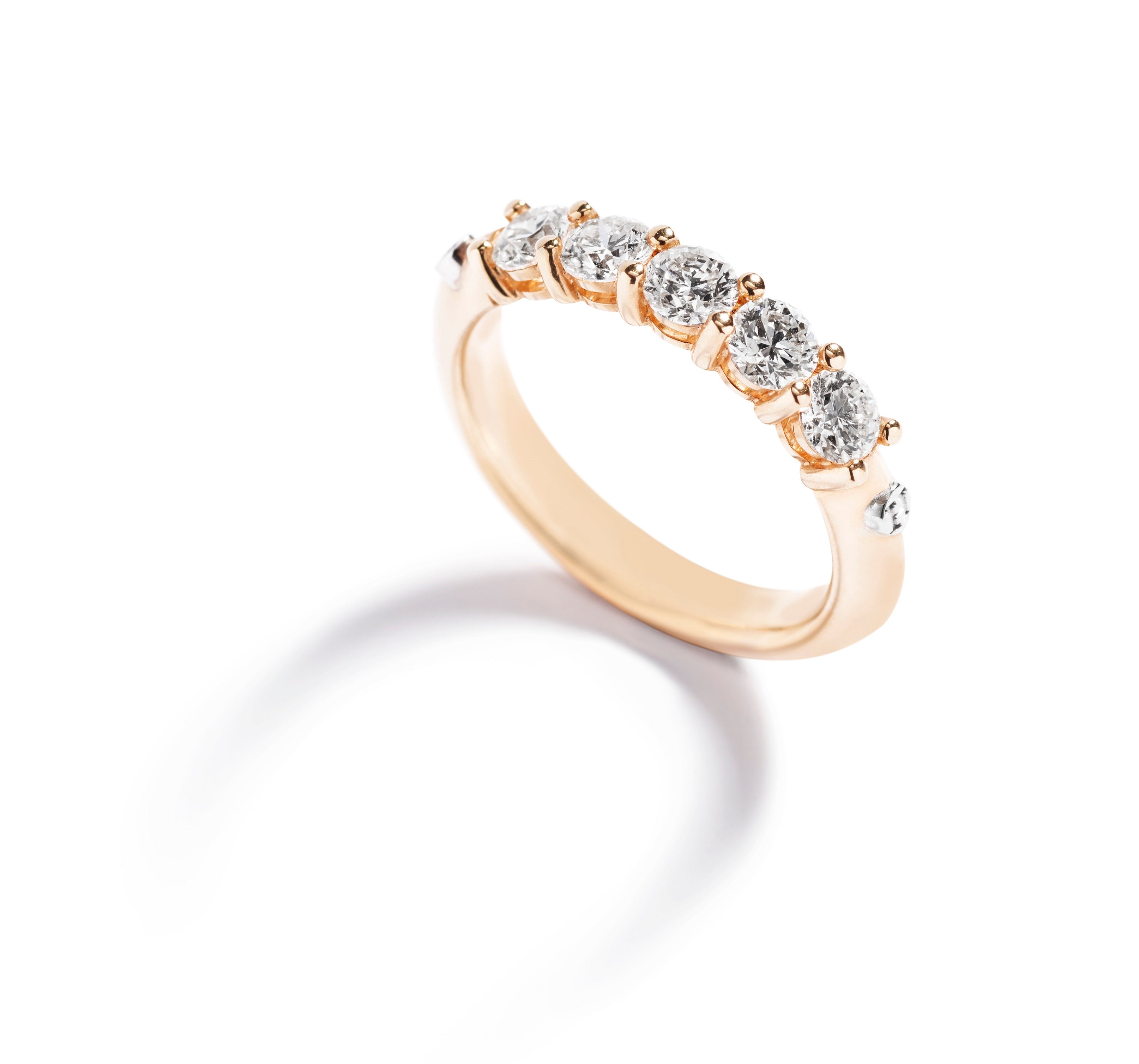 Signatur rækkering i 18 kt. gulguld med 5 brillanter