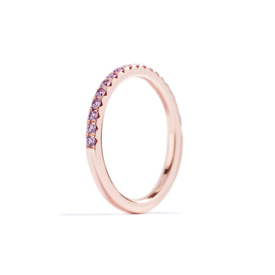 "Copenhagen Classic" alliancering i 18 kt. rosaguld prydet med 17 Natural Fancy Intense Pink/SI-P brillanter, i alt 0,28 ct. 