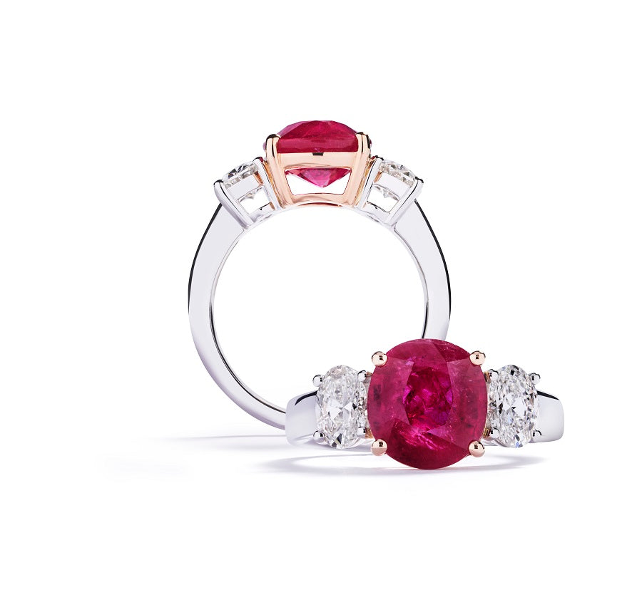 3-stensring i 18 kt. hvidguld og rosaguld prydet med en 4,26 ct. oval, facetteret vivid red Grønlandsk Rubin, flankeret af to ovale Top Wesselton (F)/VS2 diamanter, i alt 1,00 ct.