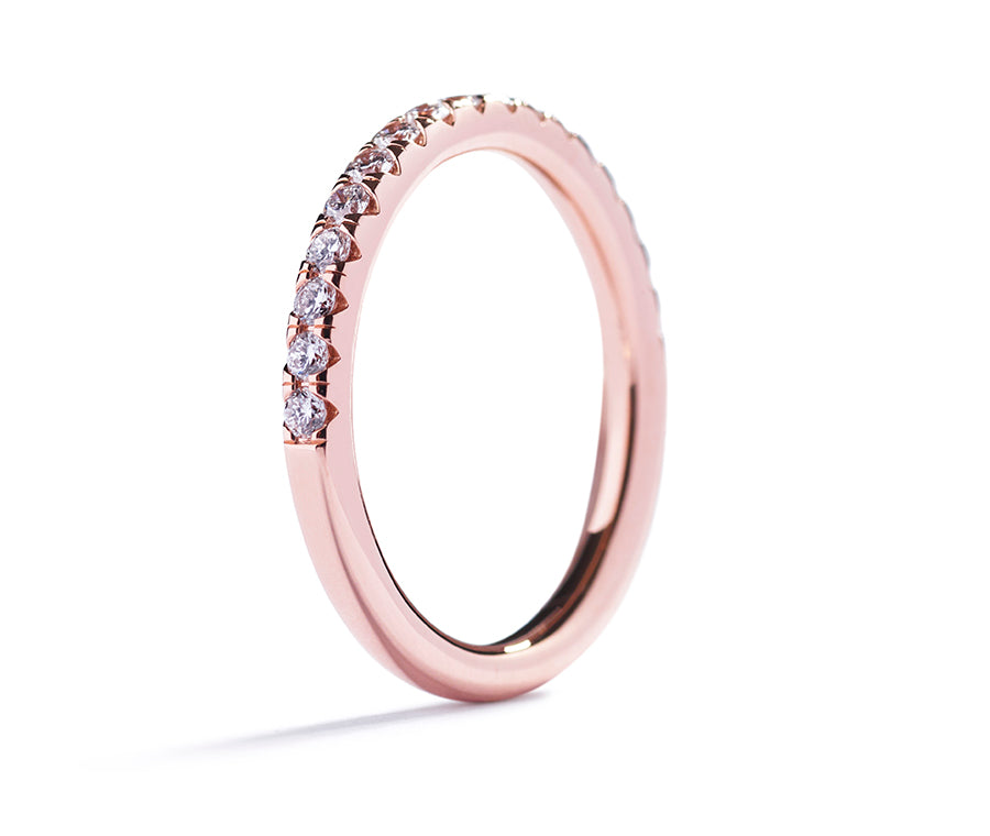 "Copenhagen Classic" alliancering i 18. kt. rosaguld prydet med 17 brillanter, i alt 0,34 ct. Top Wesselton/VVS-VS.                                                                                Fås også i 18 kt. hvidguld og 18 kt. gulguld.