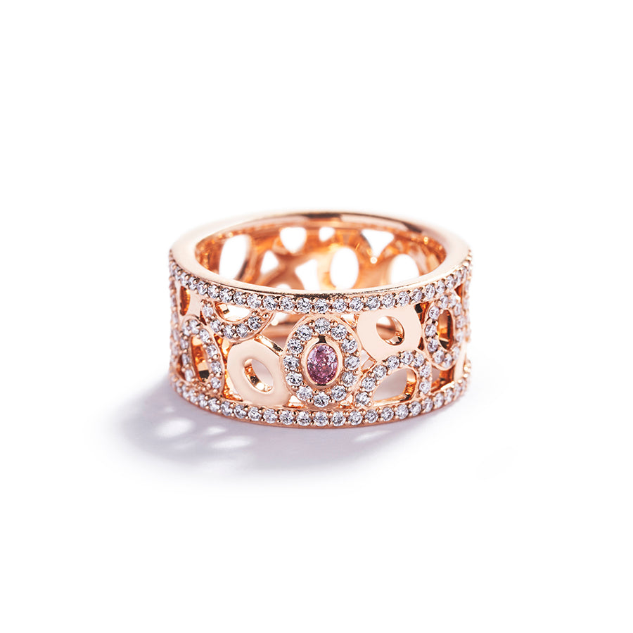 Diamantring i 18 kt. rosaguld prydet med en 0,07 ct. ovalsleben Natural Fancy Intense Pink/SI1 diamant, omkranset af 125 Top Wesselton/VVS-VS brillanter, i alt 0,57 ct. 