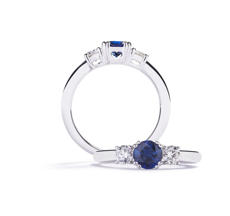 "Copenhagen Love" 3-stensring i 18 kt. hvidguld prydet med en 0,71 ct. blå safir omkranset af to Top Wesselton/VVS-VS brillanter, i alt 0,41 ct.    Safirer er varmebehandlede.