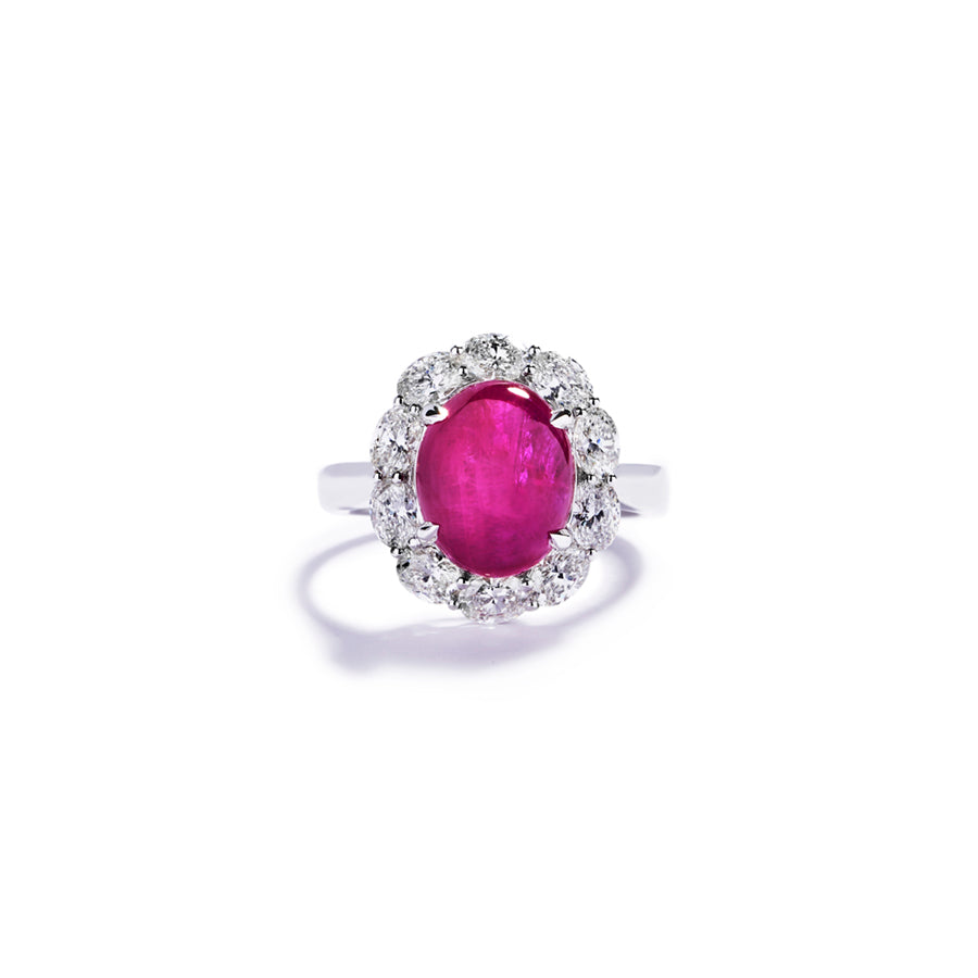 Rubin rosetring i 18 kt. hvidguld prydet med en 5,13 ct. cabochonsleben Grønlandsk Rubin omkranset af 10 ovale Top Wesselton/VVS-VS diamanter, i alt 1,46 ct.