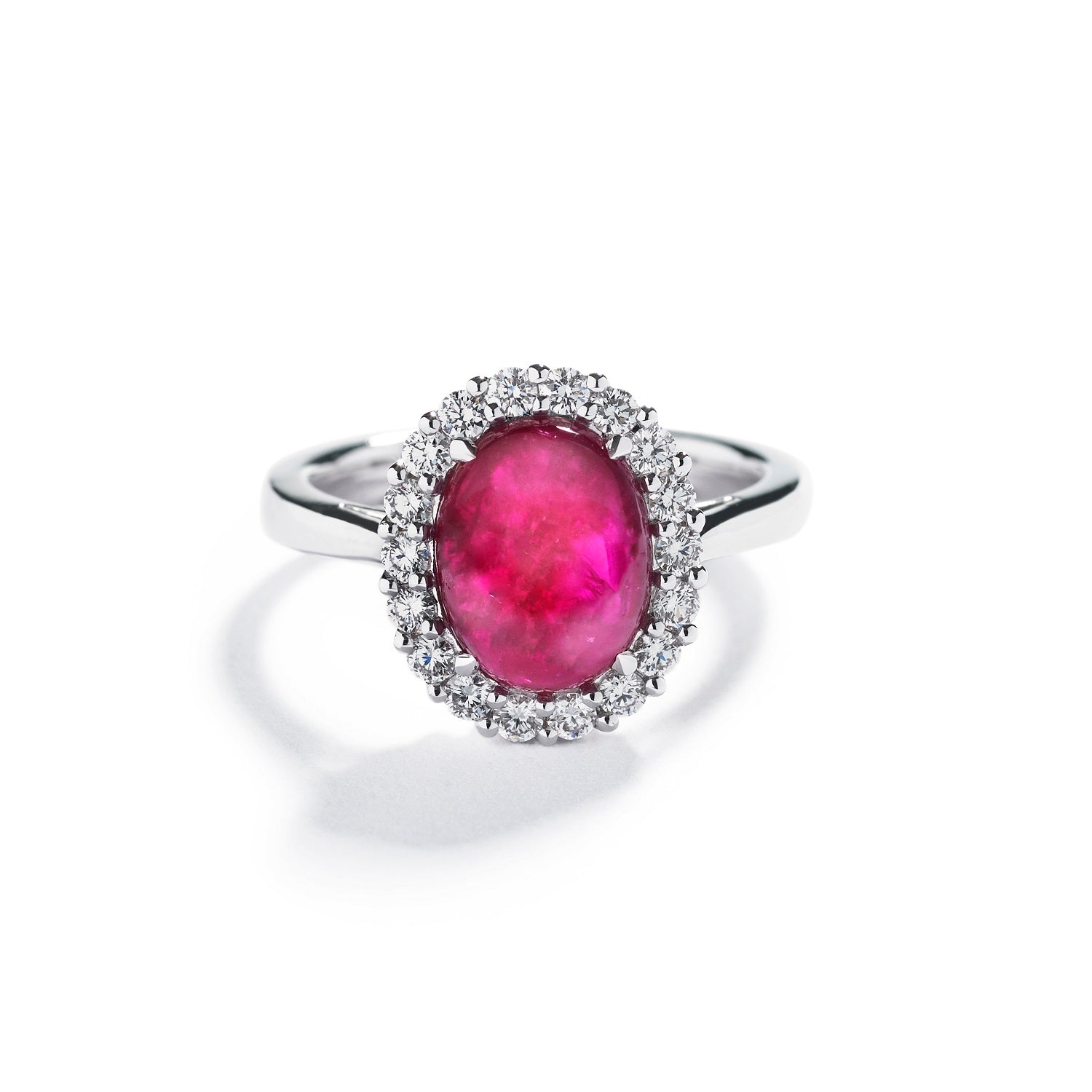 Rubin roset ring i 18 kt. hvidguld med 3,54 ct. oval Grønlandsk Rubin omkranset af 18 hvide brillanter 