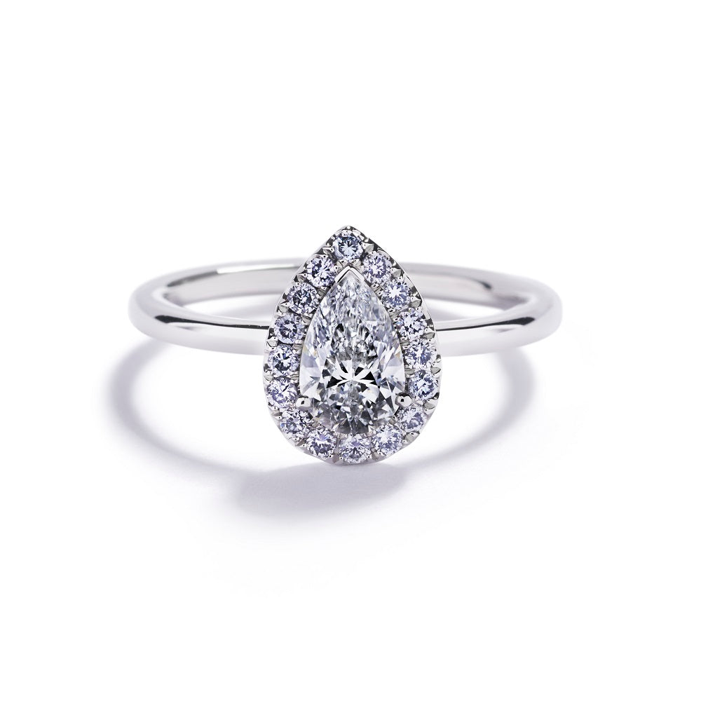 Rosetring i 18 karat hvidguld prydet med en 0,70 ct. dråbesleben River(D)/VS2 diamant, omkranset af 16 Natural Fancy Intense Blue brillanter, i alt 0,21 ct.