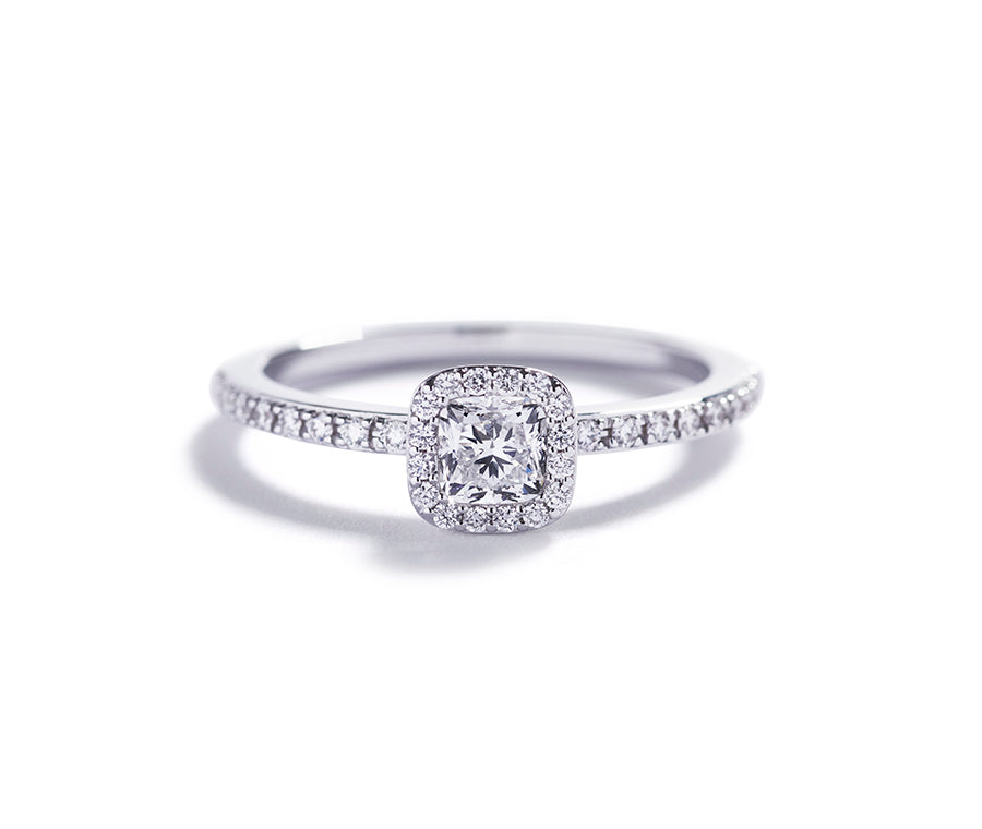 Rosétring i 18 kt. hvidguld prydet med 0,30 ct. cushion-cut Top Wesselton/VS diamant omkranset af 34 Top Wesselton/VVS-VS brillanter, i alt 0,18 ct. 