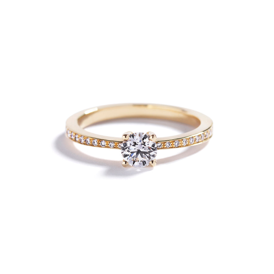 Copenhagen Dream solitairering i 18 kt. gulguld prydet med 0,20 ct. Top Wesselton/VS diamant flankeret af 18 brillanter i alt 0,10 ct. Top Wesselton/VVS-VS.                                                                           Fås også i 18 kr. hvidguld.