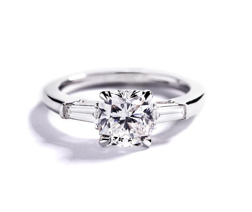 Solitaire ring i hvidguld med hvid cushion-cut diamant