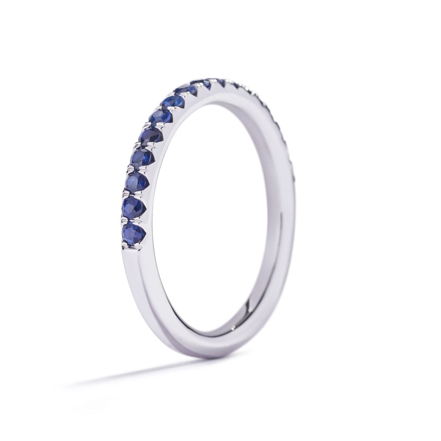 Copenhagen Classic alliancering i 18 kt. hvidguld prydet med 11 blå safirer, i alt 1,15 ct.    Safirer er varmebehandlet.