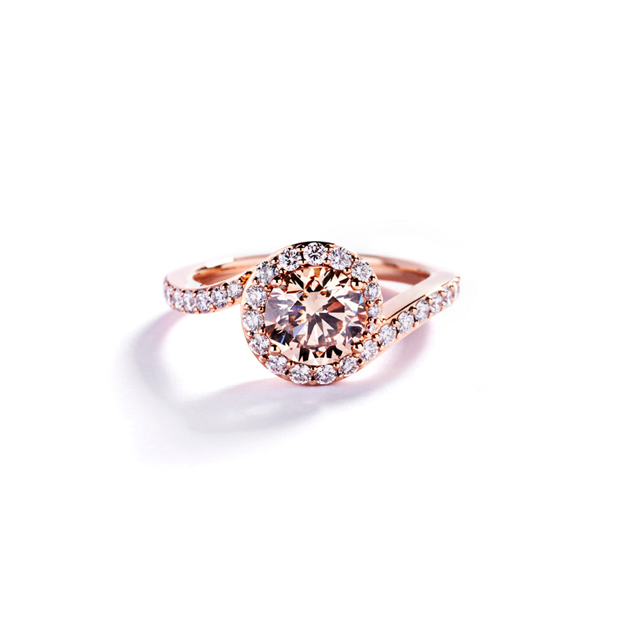 Rosetring i 18 kt. rosaguld prydet med en 1,37 ct. Argyle Champagne (C5)/VS2 brillant, omkranset af 32 Top Wesselton/VVS-VS brillanter, i alt 0,50 ct.
