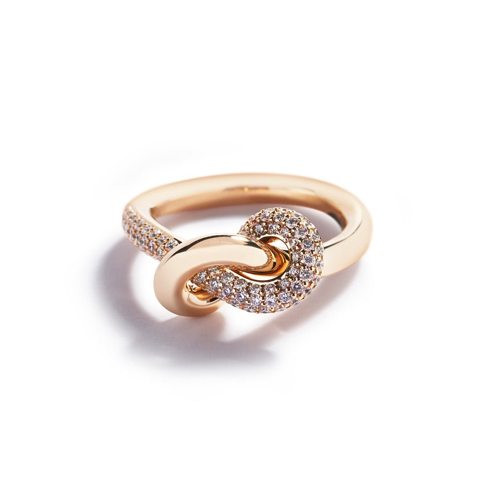 Diamantring i 18 kt. gulguld prydet med 94 pavé-isatte Top Wesselton/VVS-VS brillanter, i alt 0,58 ct.                                                                         Fås også i 18 kt. hvidguld.