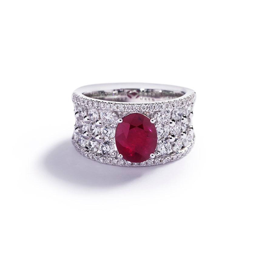 Diamantring i 18 kt. hvidguld prydet med 74 pavéisatte Top Wesselton/VVS-VS brillanter, i alt 2,11 ct. samt en 2,37 ct. facetsleben Grønlandsk Rubin.    