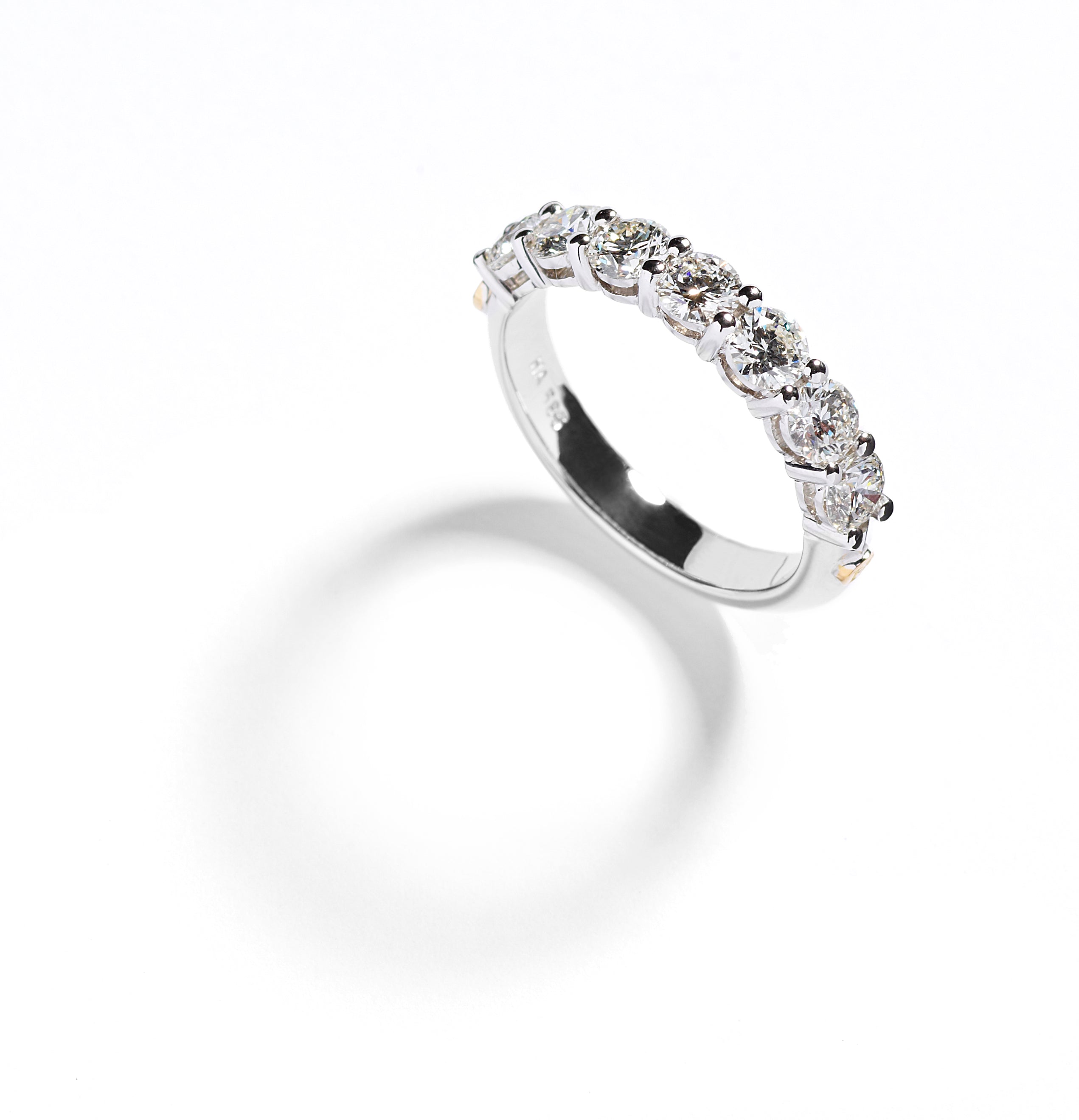 Signatur rækkering i 18 kt. hvidguld med 7 brillanter