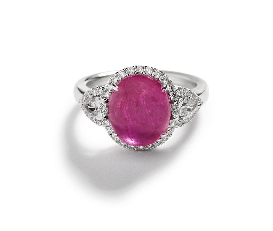 Ring med grønlandsk rubin og 2 dråbeformede diamanter og brillanter