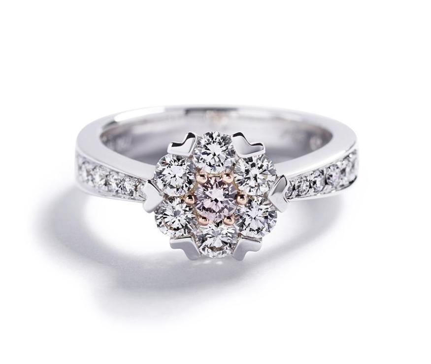 Rosetring i 18 karat hvidguld med pink og hvide diamanter