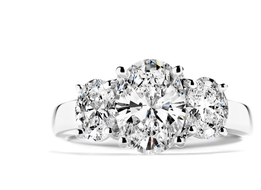 3-stens ring i platin prydet med en 1,81 ct. oval diamant Top Wesselton(F)/VS2 flankeret af 2  ovale diamanter  Top Wesselton(F)/VS1-VS2, i alt 3,53 ct.