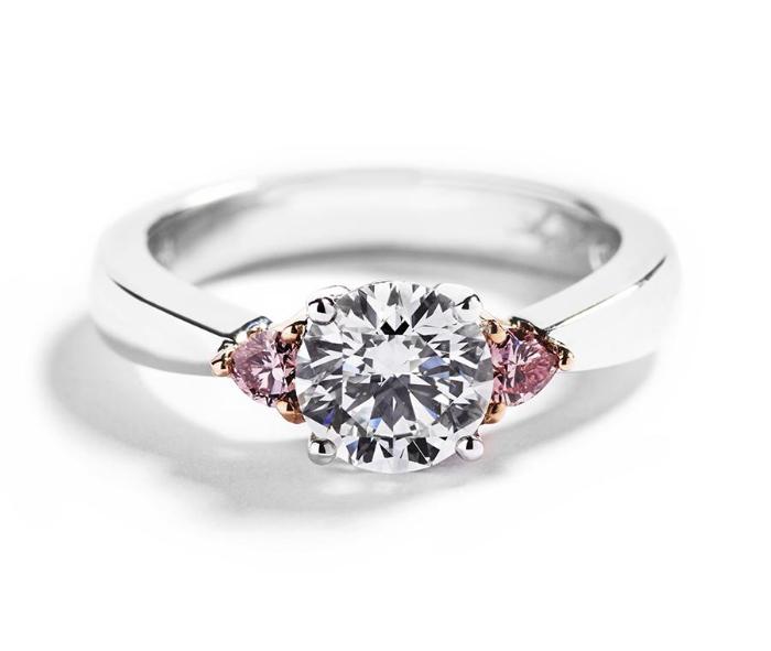 Copenhagen Heart 3-stensring med 0,70 ct. brillant og 0,16 ct. Argyle Pink diamanthjerter