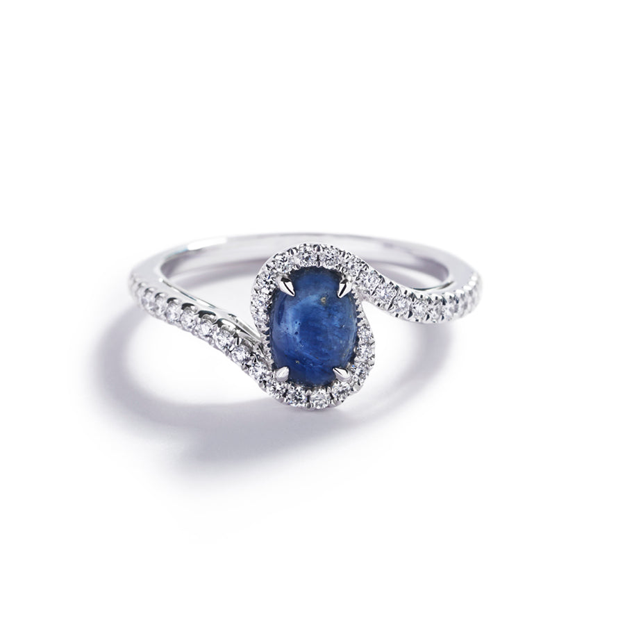 Safir- og diamantring i 18 karat hvidguld prydet med en 2,09 ct.
oval cabochonsleben Grønlandsk Blå Safir omkranset af
36 Top Wesselton/VVS-VS brillanter, i alt 0,24 ct.



Grønlandske Blå Safirer er varmebehandlede.