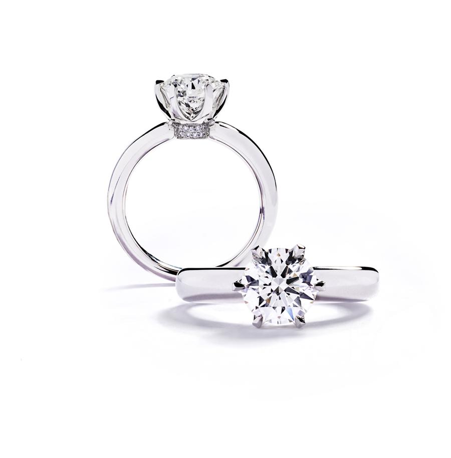"Copenhagen Star" solitairering i platin prydet med en 1,40 ct. rund Top Wesselton(G)/SI1 brillant samt 18 stk. pavé-isatte Top Wesselton/VVS-VS brillanter, i alt 0,04 ct.                                                                                         GIA certifikat medfølger.