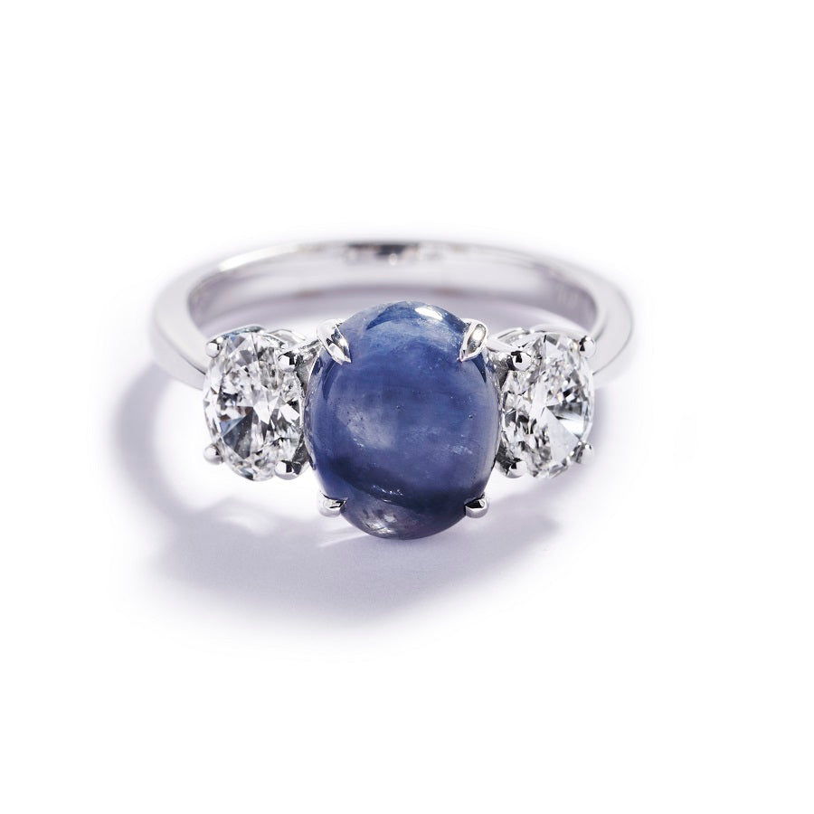 3-stensring med 3,82 ct. oval Grønlandsk Safir og 1,00 ct. ovale diamanter