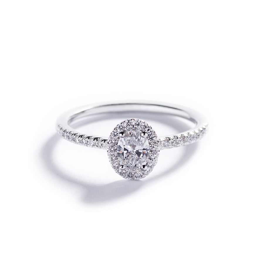 Rosétring i 18 kt. hvidguld prydet med 0,40 ct. ovalsleben Top Wesselton/VVS-VS diamant omkranset af 36 Top Wesselton/VVS-VS brillanter, i alt 0,18 ct.    Fås også i 18 kt. guldguld og rosaguld