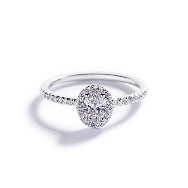Rosétring i 18 kt. hvidguld prydet med 0,40 ct. ovalsleben Top Wesselton/VVS-VS diamant omkranset af 36 Top Wesselton/VVS-VS brillanter, i alt 0,18 ct.    Fås også i 18 kt. guldguld og rosaguld