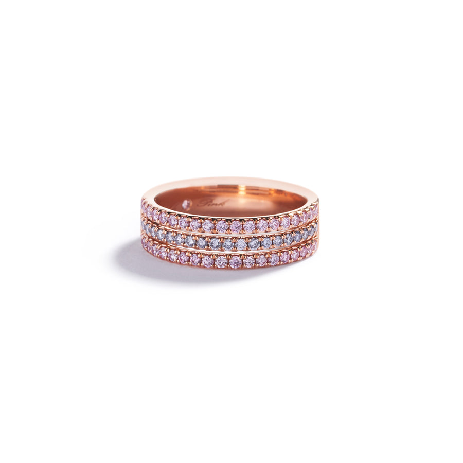 Bred diamantring i 18 karat rosaguld prydet med 38 Natural Fancy Intense Pink/VS-SI brillanter, i alt 0,37 ct. samt 20 Natural Fancy Intense Blue/VS-SI brillanter, i alt 0,18 ct.