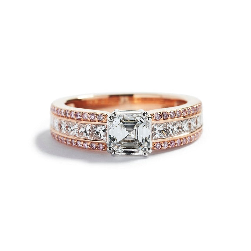 Diamantring i 18 kt. rosaguld og hvidguld prydet med en 1,00 ct. square-emerald cut River(D)/VVS1 diamant flankeret af 22 princess-cut Top Wesselton/VVS-VS diamanter, i alt 0,82 ct. samt 64 Natural Fancy Intense Pink/SI-P brillanter, i alt 0,26 ct. 