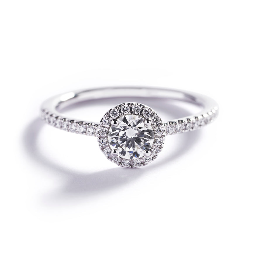 Rosetring i 18 kt. hvidguld prydet med en 0,50 ct. Top Wesselton(G)/VS2 brillant, omkranset af 34 Top Wesselton/VVS-VS brillanter, i alt 0,18 ct.    Fås også i 18 kt. gulguld.