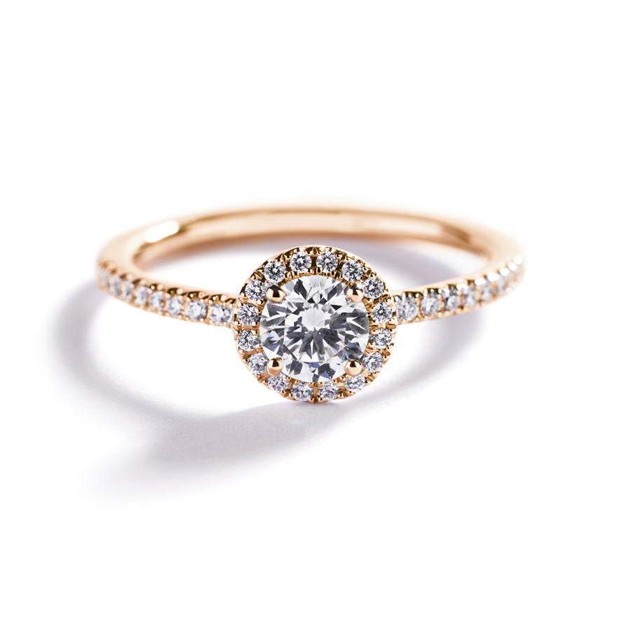 Rosetring i 18 kt. gulguld prydet med en 0,50 ct. Top Wesselton(G)/VS2 brillant, omkranset af 34 Top Wesselton/VVS-VS brillanter, i alt 0,20 ct.    Fås også i 18 kt. hvidguld.