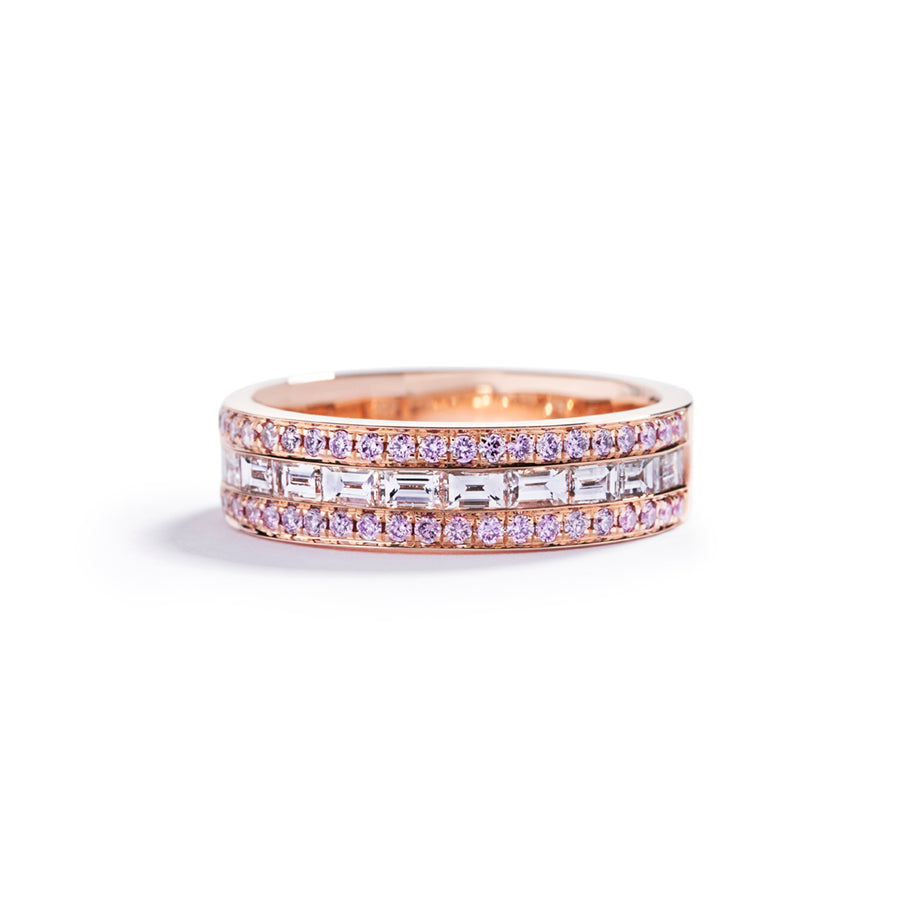 Diamantring i 18 kt. rosaguld fra Hartmann's prydet med 11 smaragdslebne Top Wesselton/VVS-VS diamanter, i alt 0,57 ct. omkranset af 44 Natural Fancy Intense Pink/VS-SI brillanter, i alt 0,265 ct.