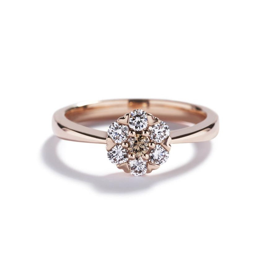 Roset ring i 18 kt. rosaguld prydet med 0,08 ct. champagnefarvet C5/VS brillant omkranset af 6 Top Wesselton/VVS-VS brillanter, i alt 0,42 ct.