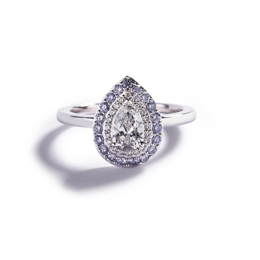 Rosetring i 18 karat hvidguld prydet med en 0,64 ct. dråbesleben River(D)/VS2 diamant, omkranset af 19 Natural Fancy Intense Blue/VS-SI brillanter, i alt 0,31 ct. samt 20 Top Wesselton/VVS-VS brillanter, i alt 0,10 ct.